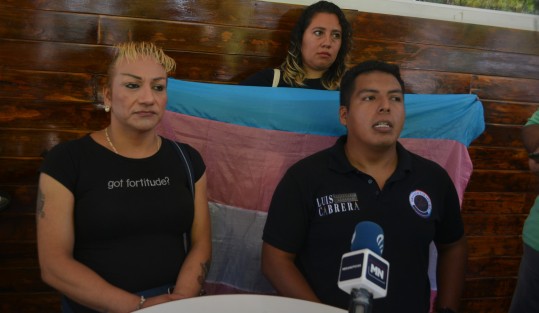 Integrantes de la organización Trans-formando Vidas denunciaron públicamente el acoso de que son víctimas por parte de elementos de la SSP, sobre todo en la zona del paso vehicular que se construye en Lázaro Cárdenas. 