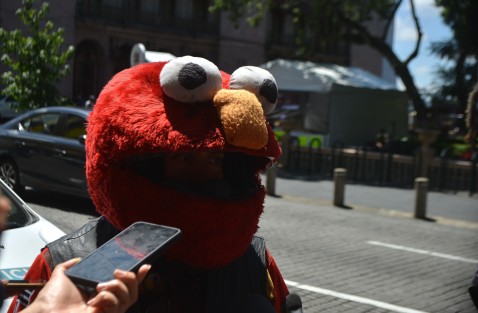 Como Elmo-tociclista, Martín López Hernández enfatiza la importancia del uso del casco para todos los motociclistas. en el centro de la capital repartió volantes y mostró algunas lonas, con el fin de generar conciencia entre los conductores de este tipo de vehículos.
