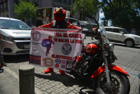 Como Elmo-tociclista, Martín López Hernández enfatiza la importancia del uso del casco para todos los motociclistas. en el centro de la capital repartió volantes y mostró algunas lonas, con el fin de generar conciencia entre los conductores de este tipo de vehículos.
