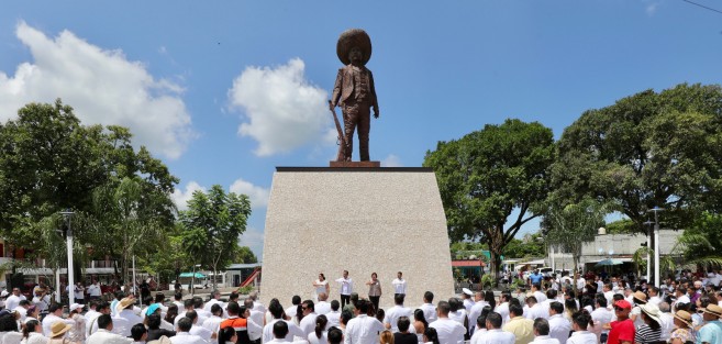  En el 144 aniversario del natalicio de Emiliano Zapata, el gobernador Cuitláhuac García Jiménez develó una escultura en honor al general revolucionario; la más grande del país con siete metros de altura dentro del parque Tanque Viejo de la localidad Rinconada, en el municipio que lleva el nombre del Caudillo del Sur. 
