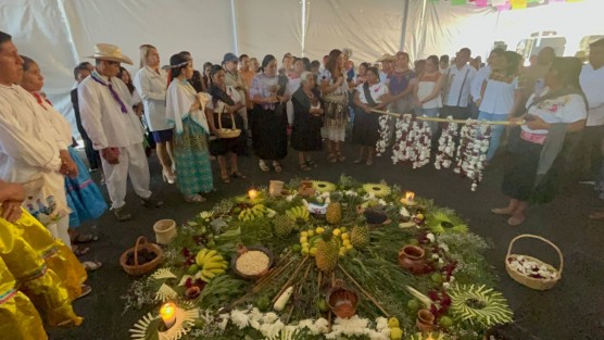 Por el Día Internacional de los Pueblos Indígenas y Afrodescendientes ciudadanos de diferentes municipios se congregaron en el parque Juárez para realizar un ritual de agradecimiento a la madre tierra.