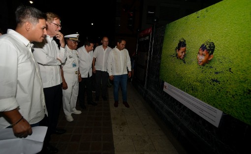 Con la presencia del embajador de Países Bajos, Wilfred Mohr; autoridades la Marina;  el secretario ejecutivo de la CEAPP, Israel Hernández y autoridades locales de Veracruz, fue inaugurado la noche de ayer  el festival internacional de fotografía Mirar Distinto, en sus diferentes sedes de la ciudad de Veracruz.