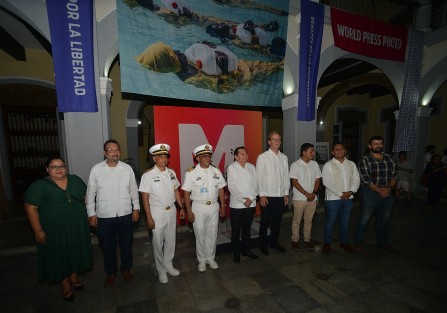 Con la presencia del embajador de Países Bajos, Wilfred Mohr; autoridades la Marina;  el secretario ejecutivo de la CEAPP, Israel Hernández y autoridades locales de Veracruz, fue inaugurado la noche de ayer  el festival internacional de fotografía Mirar Distinto, en sus diferentes sedes de la ciudad de Veracruz.