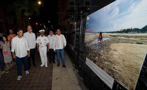 Con la presencia del embajador de Países Bajos, Wilfred Mohr; autoridades la Marina;  el secretario ejecutivo de la CEAPP, Israel Hernández y autoridades locales de Veracruz, fue inaugurado la noche de ayer  el festival internacional de fotografía Mirar Distinto, en sus diferentes sedes de la ciudad de Veracruz.