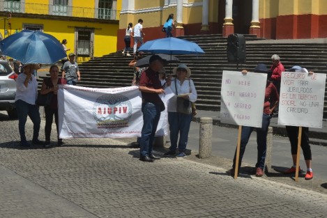 Pensionados y jubilados de la agrupación AJUPIV marcharon por calles del Centro de la Capital Veracruzana para manifestarse en Plaza Lerdo y la vez  bloquear la circulación en la calle Enríquez. Exigen contratación del seguro de vida para jubilados.