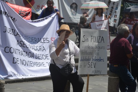Pensionados y jubilados de la agrupación AJUPIV marcharon por calles del Centro de la Capital Veracruzana para manifestarse en Plaza Lerdo y la vez  bloquear la circulación en la calle Enríquez. Exigen contratación del seguro de vida para jubilados.