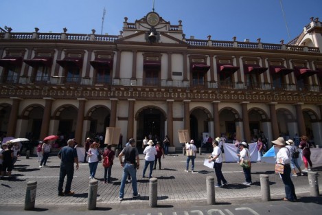 Pensionados y jubilados de la agrupación AJUPIV marcharon por calles del Centro de la Capital Veracruzana para manifestarse en Plaza Lerdo y la vez  bloquear la circulación en la calle Enríquez. Exigen contratación del seguro de vida para jubilados.