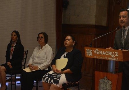 El gobernador Cuitláhuac García; las presidentas del Poder Judicial, Lisbeth Jiménez; del Congreso, Margarita Corro, y la fiscal Verónica Hernández, denunciaron la interpretación extremista de jueces federales a una sentencia de la Corte Interamericana, para tirar la prisión preventiva y liberar a delincuentes con amparos. 