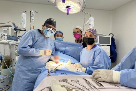 Especialistas en Ginecología y Obstetricia, Clínica Materno Fetal y Cirugía Neonatal del Hospital de Alta Especialidad de Veracruz intervinieron con éxito a una recién nacida, tras identificarle un tumor de ovario que ponía en riesgo su vida.