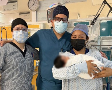 Una vez en recuperación, la bebé inició su lactancia materna en la Unidad de Cuidados Intensivos y horas después recibió el alta médica junto a su madre, gracias a un trabajo de calidad y calidez del personal de los Servicios de Salud de Veracruz.