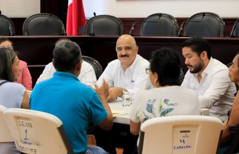 Estamos en todas las zonas de la ciudad realizando obras gracias al banco de proyectos que hemos podido conformar; sabemos que la obra pública genera molestias, pero son temporales para obtener beneficios permanentes, afirmó el presidente municipal de Xalapa, Ricardo Ahued Bardahuil. 
