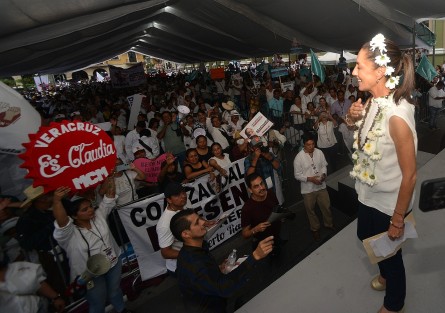 Claudia Sheinbaum, aspirante a presidir la Coordinación Nacional de los Comités de Defensa de la Cuarta Transformación, reconoció la labor del magisterio veracruzano y aseguró que continuará con el proyecto de la Escuela es Nuestra del presidente Andrés Manuel López Obrador. 