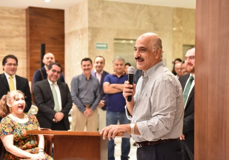 El presidente municipal Ricardo Ahued Bardahuil asistió a la inauguración del restaurante de cocina tradicional El Chiltepín, donde refrendó el compromiso de esta Administración de apoyar la apertura de negocios que, con apego a la norma, generan inversiones y empleo para las y los xalapeños.
