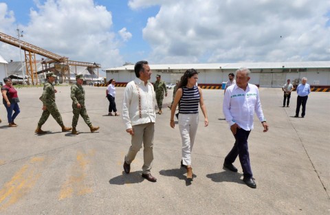 El Lic. Andrés Manuel López Obrador, Presidente Constitucional de los Estados Unidos Mexicanos, encabezó una mesa de trabajo de alto nivel sobre la magna obra del Corredor Interoceánico en el Puerto de Coatzacoalcos. Asistieron el Almte. José Rafael Ojeda Durán secretario de Marina;  Mtra. Luisa María Alcalde Luján, secretaria de Gobernación; Ing. Rocío Nahle García secretaria de Energía; Mtra. Raquel Buenrostro Sánchez, secretaria de Economía, entre otros funcionarios, publicó el Gobernador Cuitláhuac García en redes sociales. 
