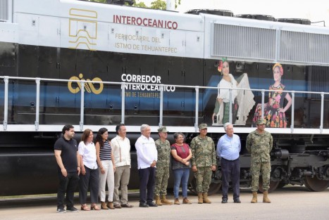 El Lic. Andrés Manuel López Obrador, Presidente Constitucional de los Estados Unidos Mexicanos, encabezó una mesa de trabajo de alto nivel sobre la magna obra del Corredor Interoceánico en el Puerto de Coatzacoalcos. Asistieron el Almte. José Rafael Ojeda Durán secretario de Marina;  Mtra. Luisa María Alcalde Luján, secretaria de Gobernación; Ing. Rocío Nahle García secretaria de Energía; Mtra. Raquel Buenrostro Sánchez, secretaria de Economía, entre otros funcionarios, publicó el Gobernador Cuitláhuac García en redes sociales. 