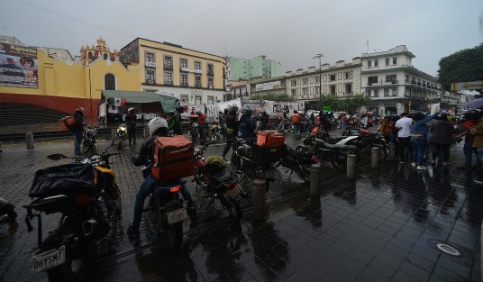 Familiares, amigos y moto repartidores se manifestaron esta mañana en Xalapa, cerrando la calle Enríquez, para exigir justicia por el atropellamiento del joven de 20 años, Maximiliano Raúl López Miñón, quien fue arrollado presuntamente por un servidor público quien iba saliendo del fraccionamiento Real del Bosque y lo atropelló con su vehículo.