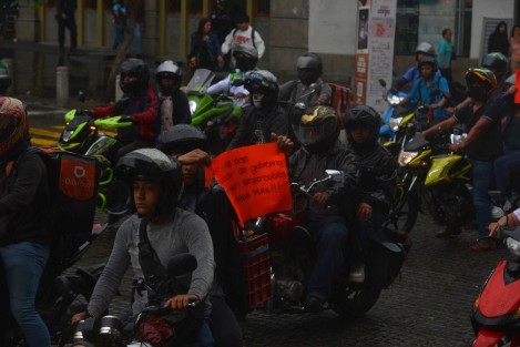 Familiares, amigos y moto repartidores se manifestaron esta mañana en Xalapa, cerrando la calle Enríquez, para exigir justicia por el atropellamiento del joven de 20 años, Maximiliano Raúl López Miñón, quien fue arrollado presuntamente por un servidor público quien iba saliendo del fraccionamiento Real del Bosque y lo atropelló con su vehículo.