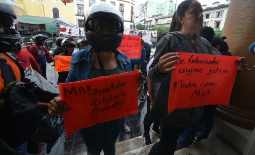 Familiares, amigos y moto repartidores se manifestaron esta mañana en Xalapa, cerrando la calle Enríquez, para exigir justicia por el atropellamiento del joven de 20 años, Maximiliano Raúl López Miñón, quien fue arrollado presuntamente por un servidor público quien iba saliendo del fraccionamiento Real del Bosque y lo atropelló con su vehículo.
