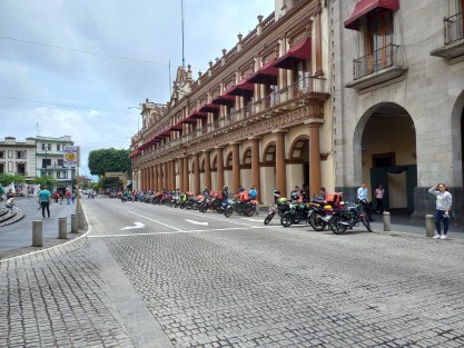 Motorepartidores se mantuvieron un rato más en plantón frente a Palacio de Gobierno.