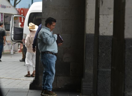 El alcalde de Papantla, Éric Domínguez Vázquez, visitó la capital del Estado, y aprovechó para hacer una plegaria frente a la catedral de Xalapa.
