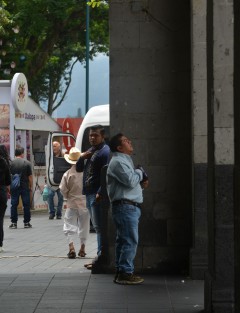 El alcalde de Papantla, Éric Domínguez Vázquez, visitó la capital del Estado, y aprovechó para hacer una plegaria frente a la catedral de Xalapa.