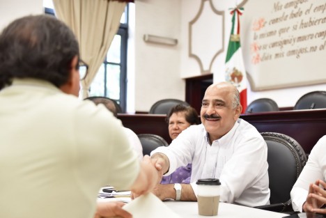En la Sala de Cabildo, el presidente municipal Ricardo Ahued Bardahuil recibió a decenas de representantes vecinales, quienes entregaron diversas solicitudes relacionadas con el desarrollo de la obra pública. 