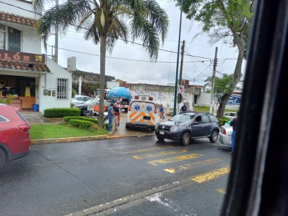 Un nuevo caso de accidente entre un moto repartidor y un vehículo se suscitó este lunes cerca de mediodía en la avenida Manuel Ávila Camacho, casi frente a la Secrataría del Trabajo. El motociclista fue trasladado a un hospital para su atención. 