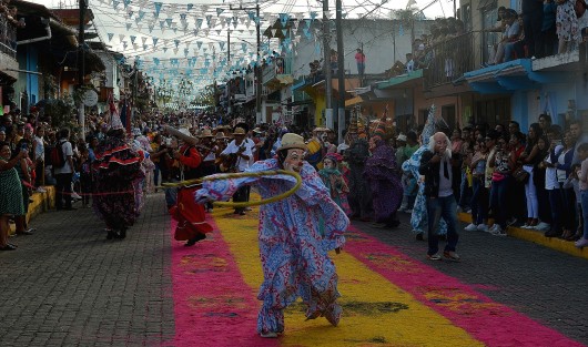 Miles de personas se dieron cita en las fiestas de La Asunción de Nuestra Señora en el municipio de Teocelo, Veracruz, las cuales iniciaron el pasado 10 de agosto y culminarán el próximo 16. La mayoría de visitantes provenientes de la Ciudad de México, Puebla, Xalapa, Orizaba y Puerto de Veracruz. 