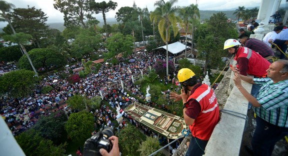 Miles de personas se dieron cita en las fiestas de La Asunción de Nuestra Señora en el municipio de Teocelo, Veracruz, las cuales iniciaron el pasado 10 de agosto y culminarán el próximo 16. La mayoría de visitantes provenientes de la Ciudad de México, Puebla, Xalapa, Orizaba y Puerto de Veracruz. 