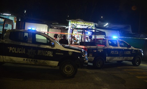 Un hombre de aproximadamente 30 años fue asesinado de al menos 3 disparos de bala la tarde del lunes en un local de reparación de celulares  en la zona de Los Sauces, a un costado de la clínica 66 del IMSS, en Xalapa, Ver.. 