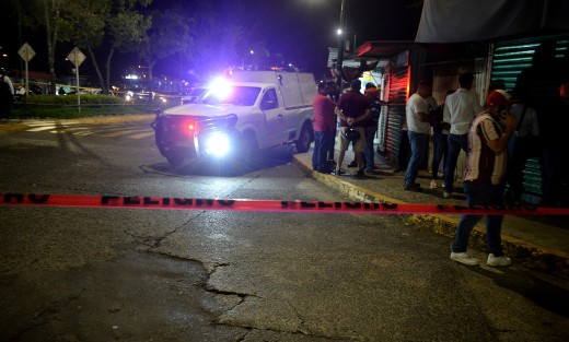 Un hombre de aproximadamente 30 años fue asesinado de al menos 3 disparos de bala la tarde del lunes en un local de reparación de celulares  en la zona de Los Sauces, a un costado de la clínica 66 del IMSS, en Xalapa, Ver.. 
