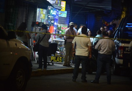 Un hombre de aproximadamente 30 años fue asesinado de al menos 3 disparos de bala la tarde del lunes en un local de reparación de celulares  en la zona de Los Sauces, a un costado de la clínica 66 del IMSS, en Xalapa, Ver.. 