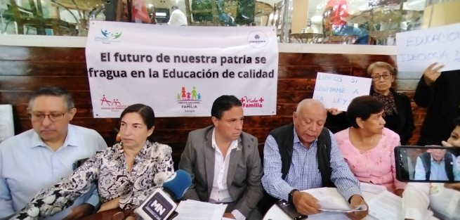 Integrantes del Frente Nacional por la Familia y asociaciones exigen educación de calidad y no ideologías en los nuevos libros de texto.
