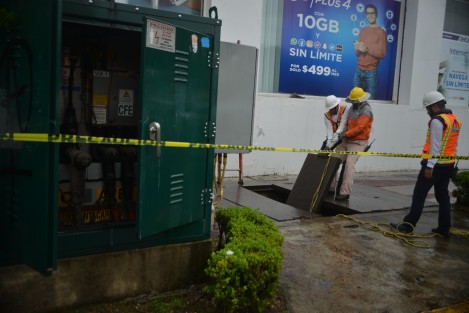 Un cortocircuito en un transformador de la avenida Ávila Camacho, dejó por varias  horas sin energía eléctrica al Palacio Municipal de Xalapa, y algunos negocios del centro de la capital.  A decir de los trabajadores de CFE, fue debido a las lluvias de las últimas horas.
