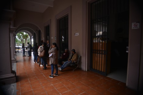 Un cortocircuito en un transformador de la avenida Ávila Camacho, dejó por varias  horas sin energía eléctrica al Palacio Municipal de Xalapa, y algunos negocios del centro de la capital.  A decir de los trabajadores de CFE, fue debido a las lluvias de las últimas horas.
