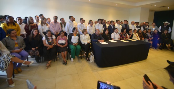 Alcaldes de varios municipios se pronunciaron este martes en contra de jueces federales, a los que responsabilizaron de poner en libertad a 45 presuntos delincuentes en Veracruz a lo largo de las últimas tres semanas. 