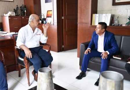 Cumplir con las demandas ciudadanas, privilegiando una atención cálida, humana y transparente, fue la solicitud que realizó el presidente municipal Ricardo Ahued Bardahuil a Joel Hernández Contreras, recién nombrado Oficial del Registro Civil de Xalapa.