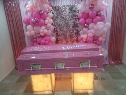 La moda y tendencia de Barbie ha llegado hasta los servicios funerarios de un establecimiento en Las Choapas que dentro de los servicios que ofrece se encuentra ataúdes con esta temática con un precio que rebasa los 20 mil pesos, incluyendo un decorado rosa.  Alerta MX