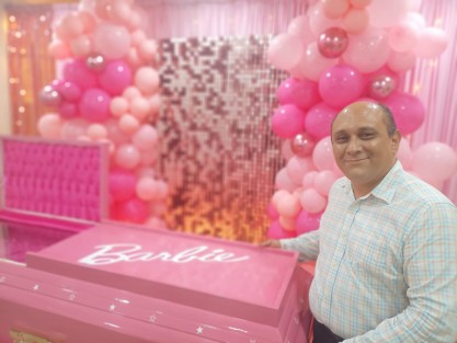 El propietario de  Funeraria Velasco, Lic. Ramiro Velasco Rueda dio a conocer su nuevo servicio de ataúdes con temáticas que los familiares soliciten, y que en esta ocasión presentó una caja de madera, pintada de rosa con el nombre de la marca Barbie. 
