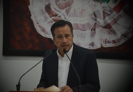 Aludiendo a las publicaciones sobre 13 personas encontradas sin vida en Poza Rica, el mandatario afirmó que los medios sólo muestran el lamentable hecho pero ocultan la realidad que le antecedió, pues muy poco se dijo de la reciente exoneración a 44 procesados por diversos delitos, entre éstos 21 homicidas, pederastas y secuestradores.