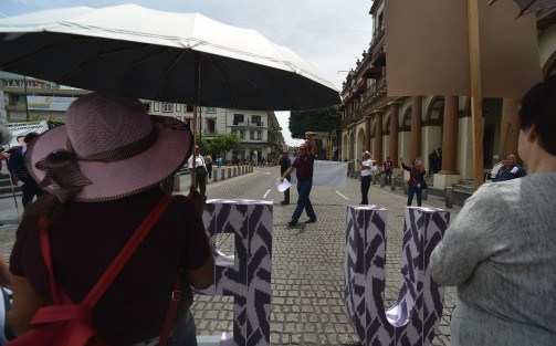 La Agrupación de Jubilados y Pensionados del ISSSTE volvió a protestar en el Centro de la Capital, cerrando la calle Enríquez para de nuevo exigir al Gobierno del Estado el pago de seguros y prestaciones pendientes a maestros jubilados federales. 
