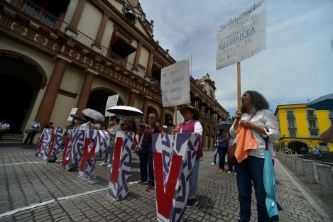 La Agrupación de Jubilados y Pensionados del ISSSTE volvió a protestar en el Centro de la Capital, cerrando la calle Enríquez para de nuevo exigir al Gobierno del Estado el pago de seguros y prestaciones pendientes a maestros jubilados federales. 
