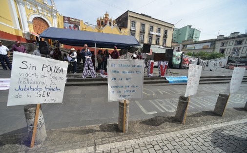 La Agrupación de Jubilados y Pensionados del ISSSTE volvió a protestar en el Centro de la Capital, cerrando la calle Enríquez para de nuevo exigir al Gobierno del Estado el pago de seguros y prestaciones pendientes a maestros jubilados federales. 
