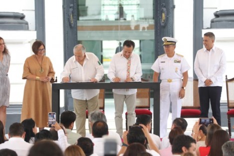 En compañía del Secretario de Turismo Federal, Miguel Torruco Marqués; Almirante Raúl Pérez Vázquez, Comandante de la Tercera Región Naval; Dip. Margarita Corro Mendoza, Presidenta de la Mesa Directiva del Congreso Local; Mtro. Iván Francisco Martínez Olvera, titular de SECTUR Estatal; y la Ing. Virginia Moreno Villalvazo, Gerente General Regional Golfo - Centro Mobility ADO, el Gobernador Cuitláhuac García firmó en el Puerto de Veracruz el Convenio General de Coordinación entre SECTUR Federal y el Gobierno de Veracruz en relación a los servicios que prestan los  Ángeles Verdes, con el fin de beneficiar a los turistas y visitantes que recorran nuestro estado. 