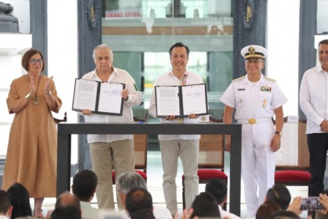 En compañía del Secretario de Turismo Federal, Miguel Torruco Marqués; Almirante Raúl Pérez Vázquez, Comandante de la Tercera Región Naval; Dip. Margarita Corro Mendoza, Presidenta de la Mesa Directiva del Congreso Local; Mtro. Iván Francisco Martínez Olvera, titular de SECTUR Estatal; y la Ing. Virginia Moreno Villalvazo, Gerente General Regional Golfo - Centro Mobility ADO, el Gobernador Cuitláhuac García firmó en el Puerto de Veracruz el Convenio General de Coordinación entre SECTUR Federal y el Gobierno de Veracruz en relación a los servicios que prestan los  Ángeles Verdes, con el fin de beneficiar a los turistas y visitantes que recorran nuestro estado. 