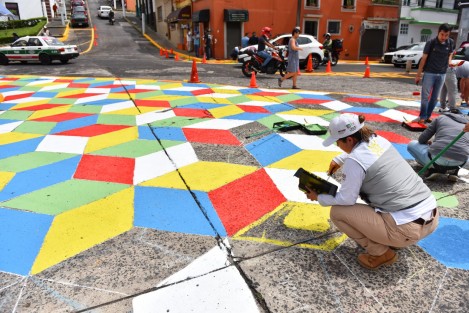 Con la finalidad de mejorar cruces peatonales para brindar mayor seguridad a las personas que se trasladan a pie, personal del Ayuntamiento, la Dirección de Tránsito y Seguridad Vial y de las secretarías de Salud, Protección Civil e infraestructura y Obras Públicas, realizó la intervención de la esquina conformada por las calles Nicolás Bravo y José María Morelos en la zona Centro del municipio. 
