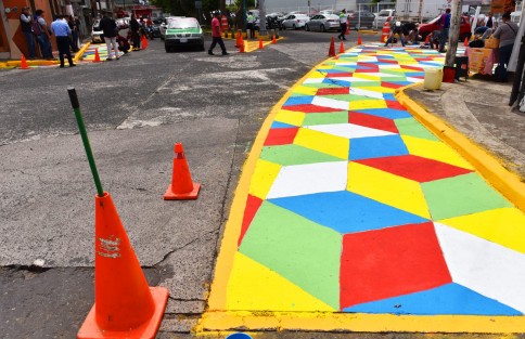 Con la finalidad de mejorar cruces peatonales para brindar mayor seguridad a las personas que se trasladan a pie, personal del Ayuntamiento, la Dirección de Tránsito y Seguridad Vial y de las secretarías de Salud, Protección Civil e infraestructura y Obras Públicas, realizó la intervención de la esquina conformada por las calles Nicolás Bravo y José María Morelos en la zona Centro del municipio. 