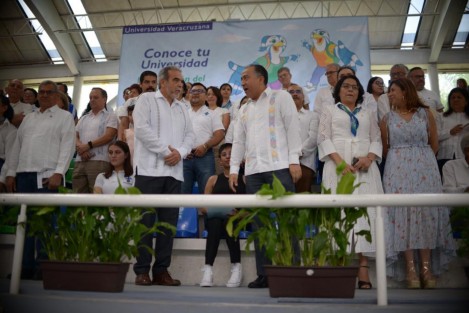 En el Gimnasio Nido del Halcón, el Xalapa, el rector de la Universidad Veracruzana, Martín Gerardo Aguilar Sánchez, dio la bienvenida a los alumnos de nuevo ingreso, a quienes garantizó atención e instrucciones útiles y sustantivas en las academias y facultades.