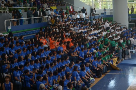 En el Gimnasio Nido del Halcón, el Xalapa, el rector de la Universidad Veracruzana, Martín Gerardo Aguilar Sánchez, dio la bienvenida a los alumnos de nuevo ingreso, a quienes garantizó atención e instrucciones útiles y sustantivas en las academias y facultades.