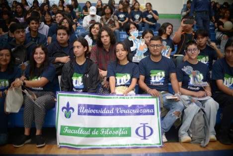 En el Gimnasio Nido del Halcón, el Xalapa, el rector de la Universidad Veracruzana, Martín Gerardo Aguilar Sánchez, dio la bienvenida a los alumnos de nuevo ingreso, a quienes garantizó atención e instrucciones útiles y sustantivas en las academias y facultades.